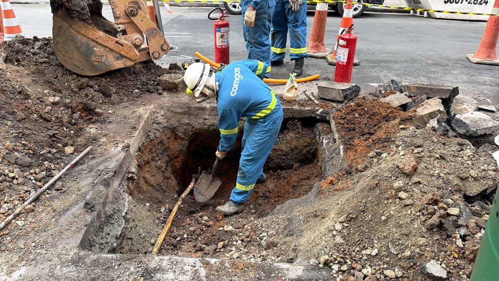 Funcionário da Comgás trabalha para conter vazamento na Rua Bela Cintra, nos Jardins — Foto: Abraão Cruz