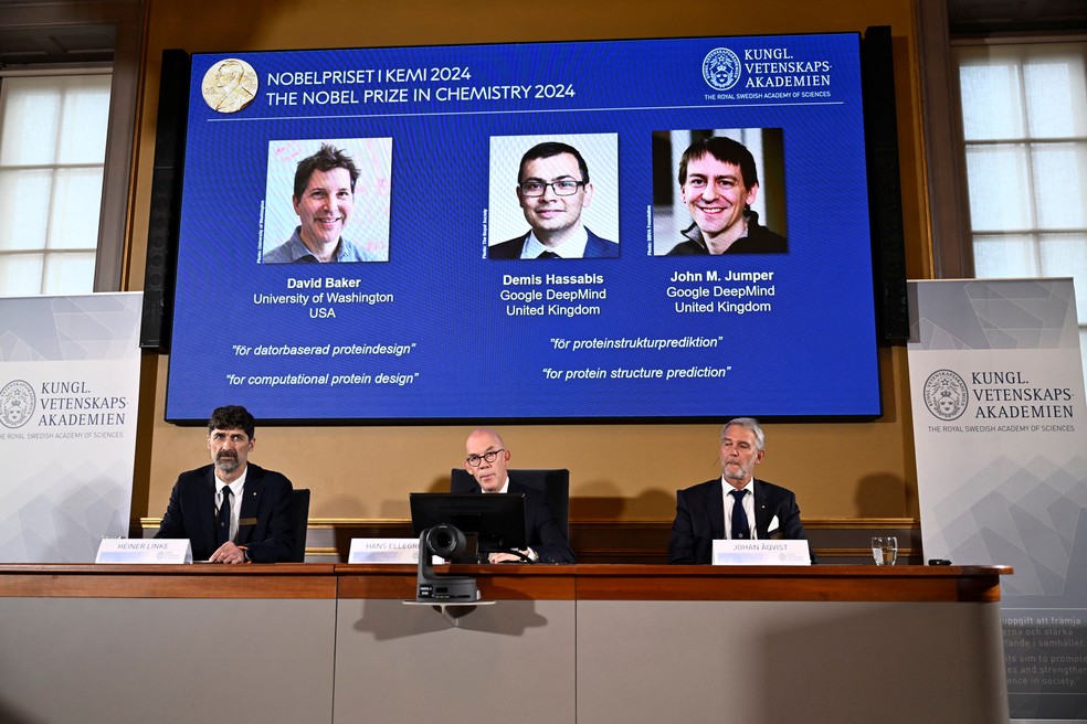 O anúncio dos vencedores do Prêmio Nobel 2024 de Química, em Estocolmo, na Suécia, nesta quarta-feira (9). — Foto: TT News Agency/Christine Olsson via REUTERS