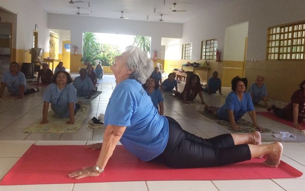 Idosa de 82 anos dá aulas de yoga de graça em centro de