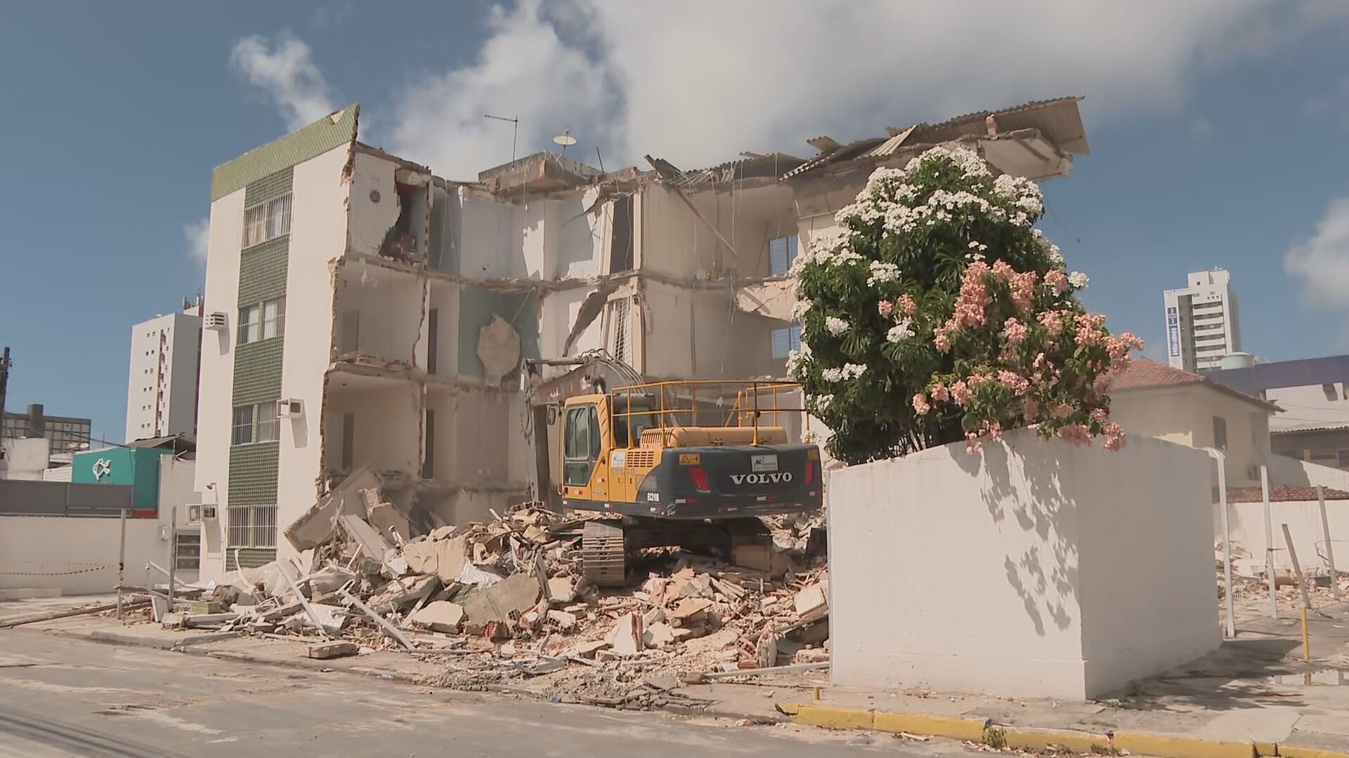 Defesa Civil começa a demolir prédio-caixão que desabou no Grande Recife; moradora relembra 'cenário de guerra'