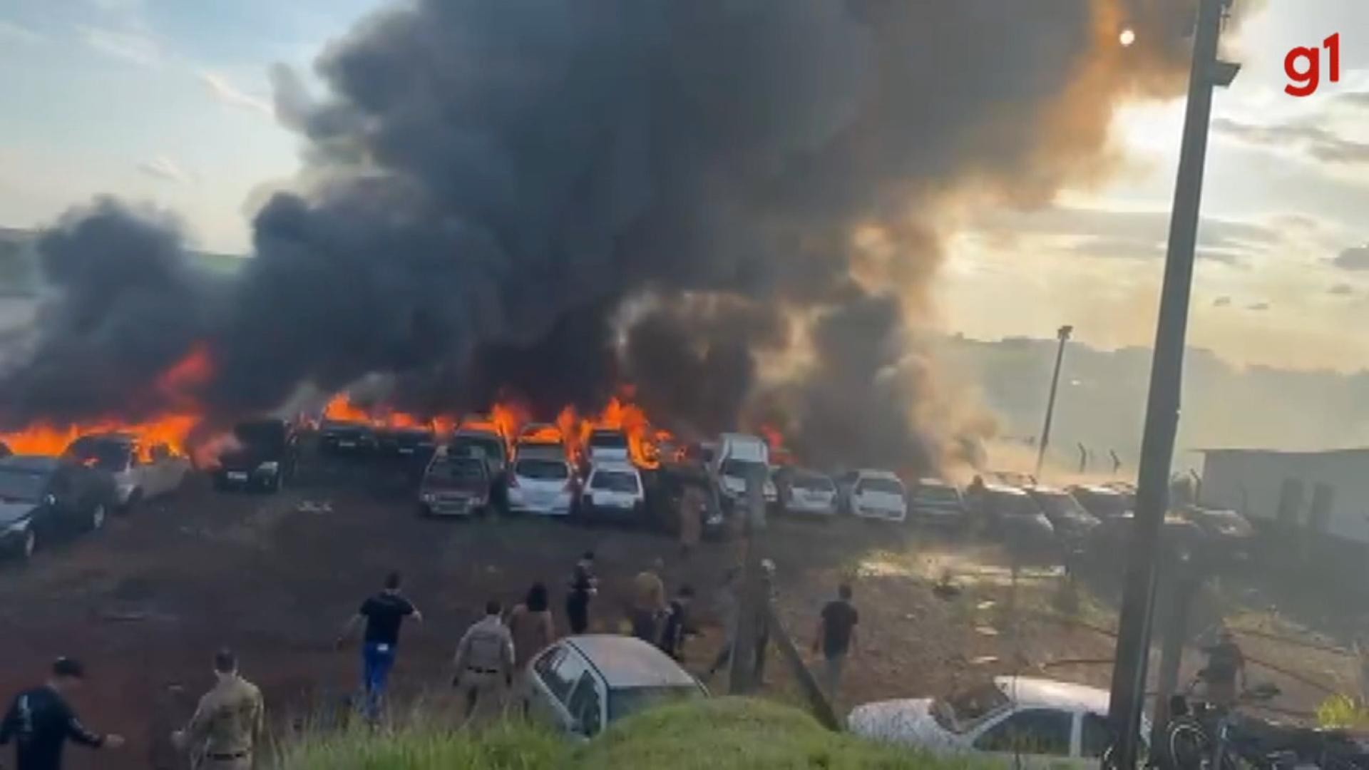 Incêndio destrói veículos apreendidos em pátio da Polícia Militar de Apucarana