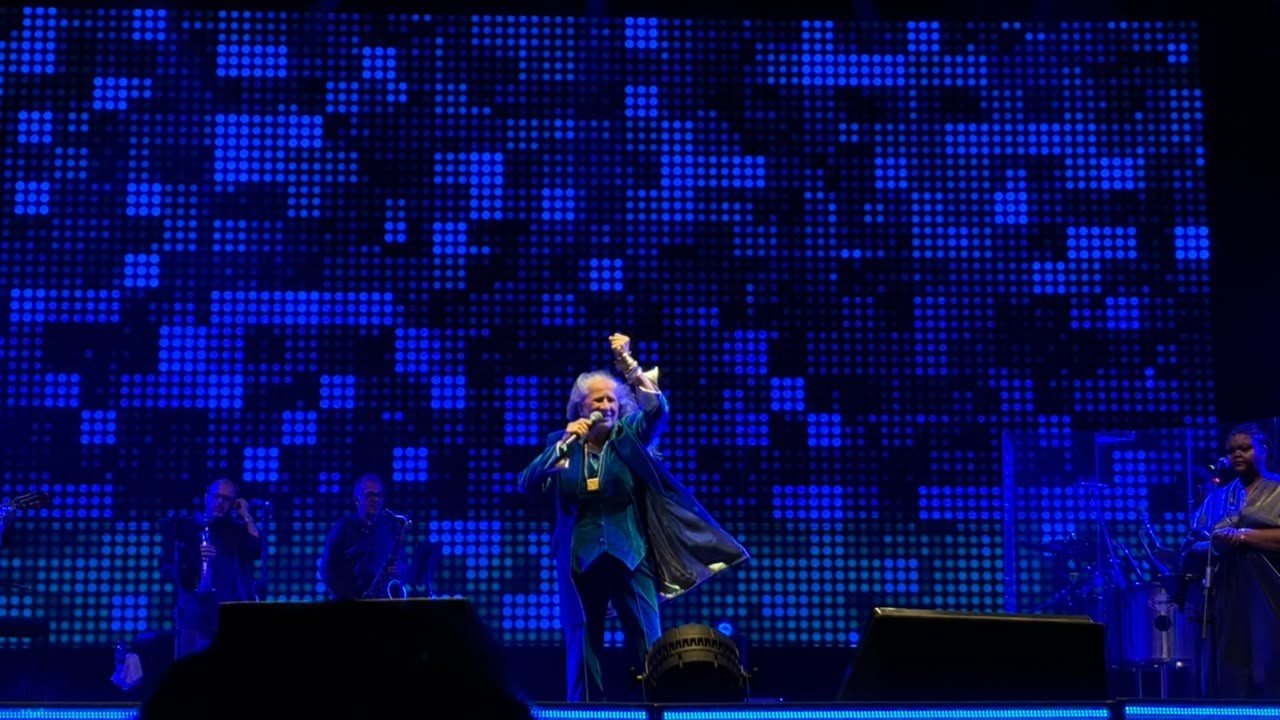 Maria Bethânia emociona público em noite de celebração à música brasileira no Festival de Inverno Bahia