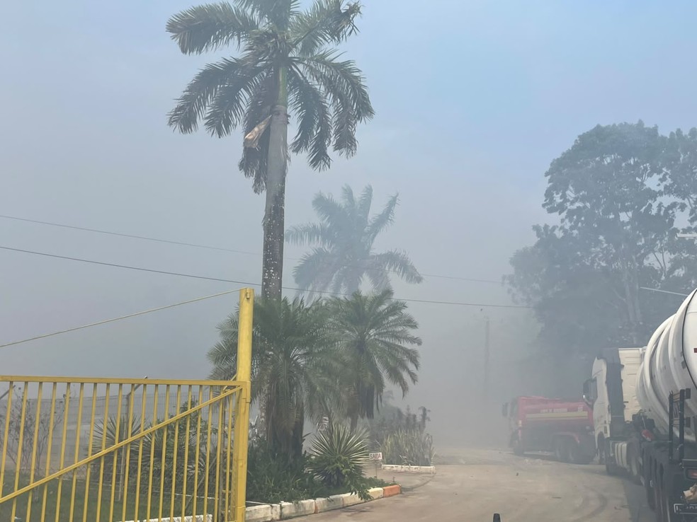 Fogo em área com lixão passa de 18 horas e fumaça afeta qualidade do ar em Manaus — Foto: Lucas Macedo/g1 AM