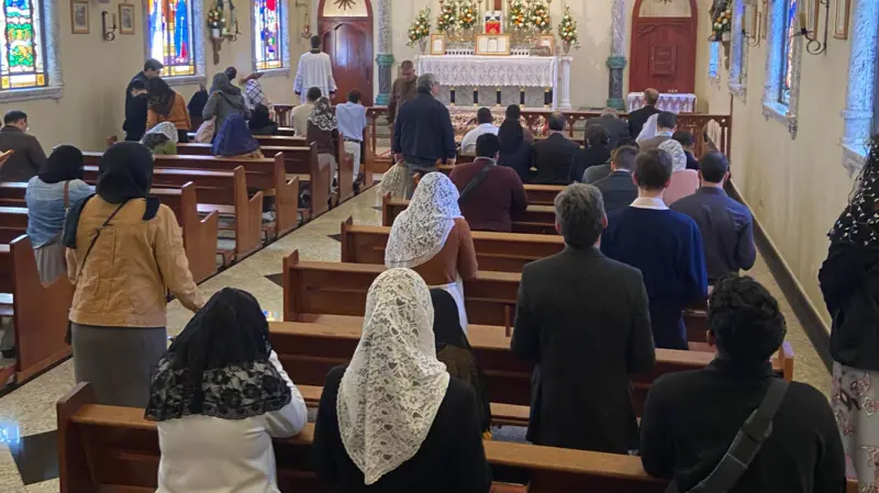 O movimento católico ultraconservador que desafia o papa e cresce no Brasil com missa em latim e padre de costas