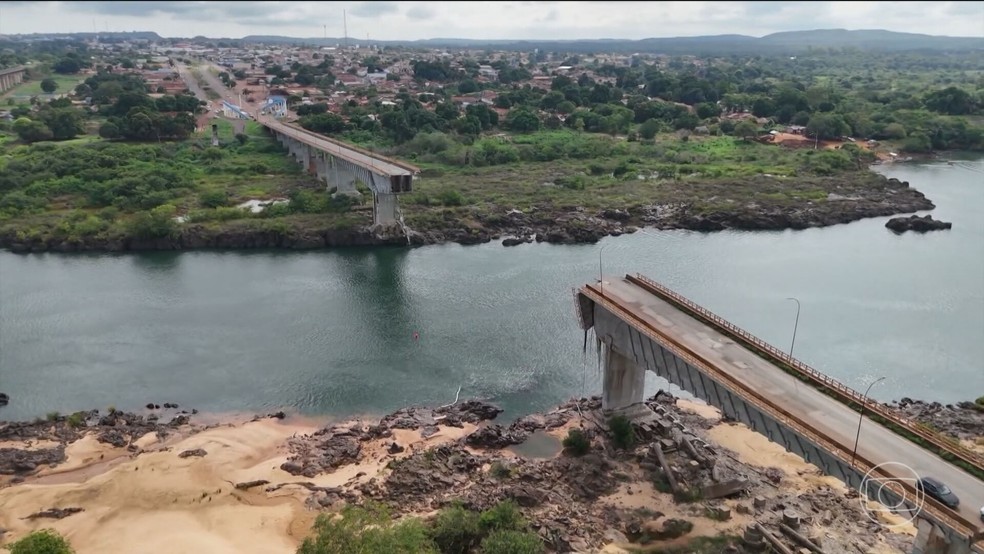 Vão central da ponte entre Aguiarnópolis e Estreito desabou em dezembro — Foto: Reprodução/TV Globo