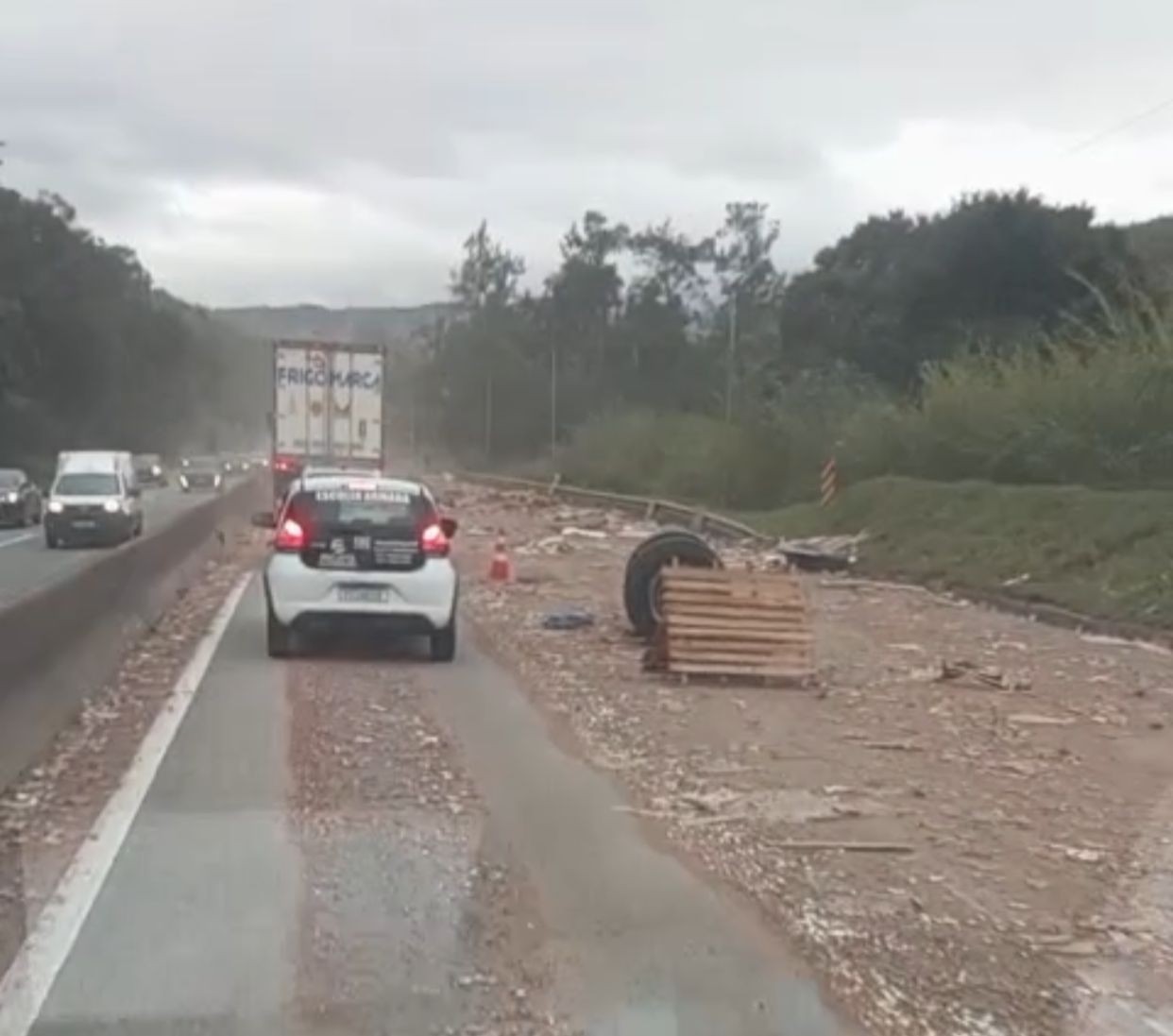 Carga de caminhão cai na Via Dutra e gera transtornos no trânsito, em Volta Redonda