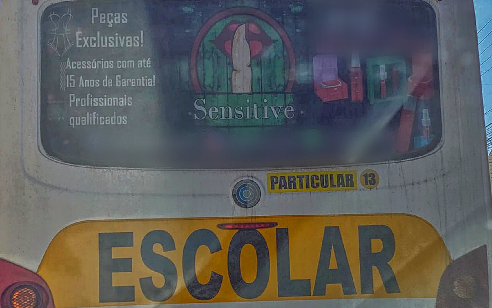 Ônibus escolar é flagrado com propaganda de sex shop no Sul de Minas; prefeitura apura caso