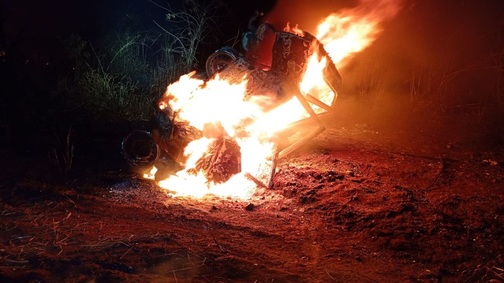 Carro com 5 ocupantes pegou fogo após a batida na MGC-497 — Foto: PMRv/Divulgação