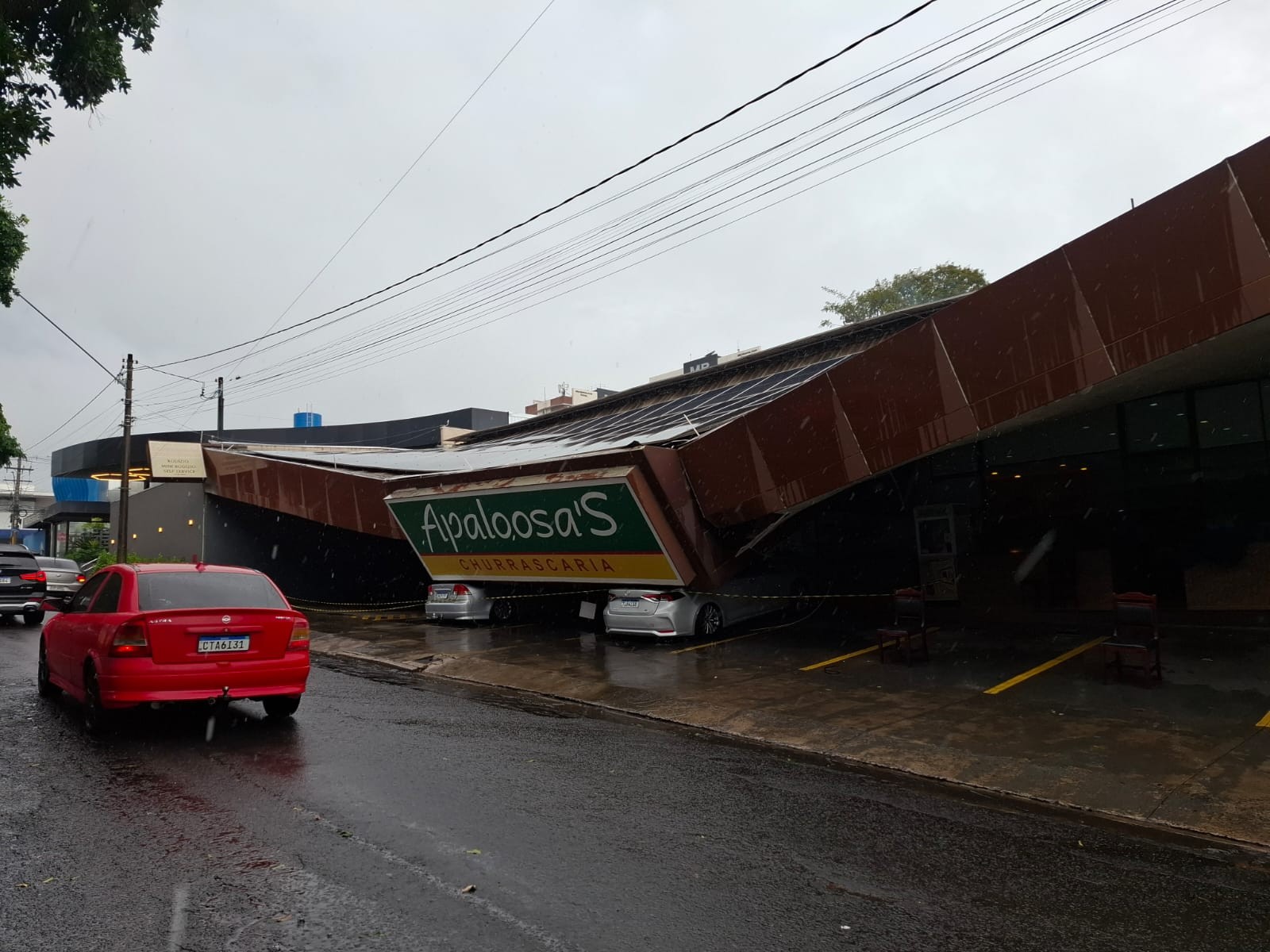 Ruas alagadas, queda de estrutura de churrascaria, granizo e lama: chuva causa estragos no centro-oeste de SP 