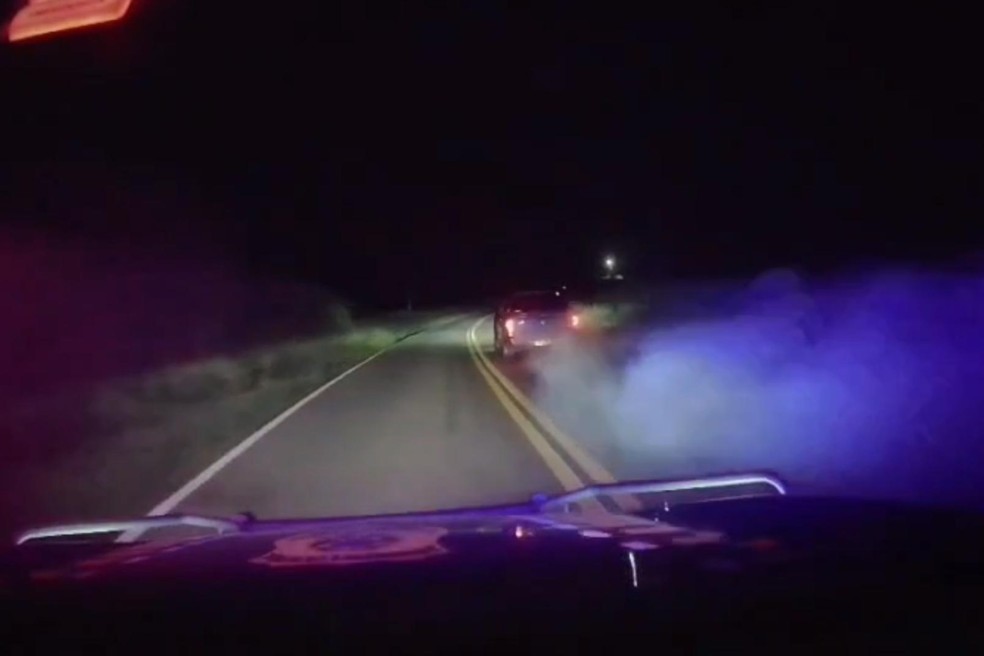 VÍDEO: motorista usa fumaça para tentar despistar PRF, perde controle de caminhonete e acaba preso com droga no Paraná — Foto: PRF