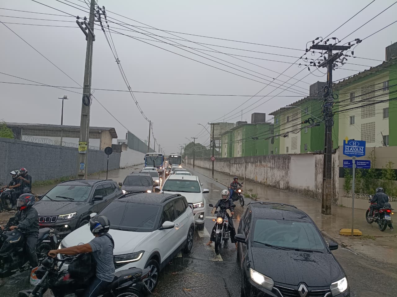 Chuvas intensas em João Pessoa causam alagamentos, transtornos no trânsito e desvio de voos 