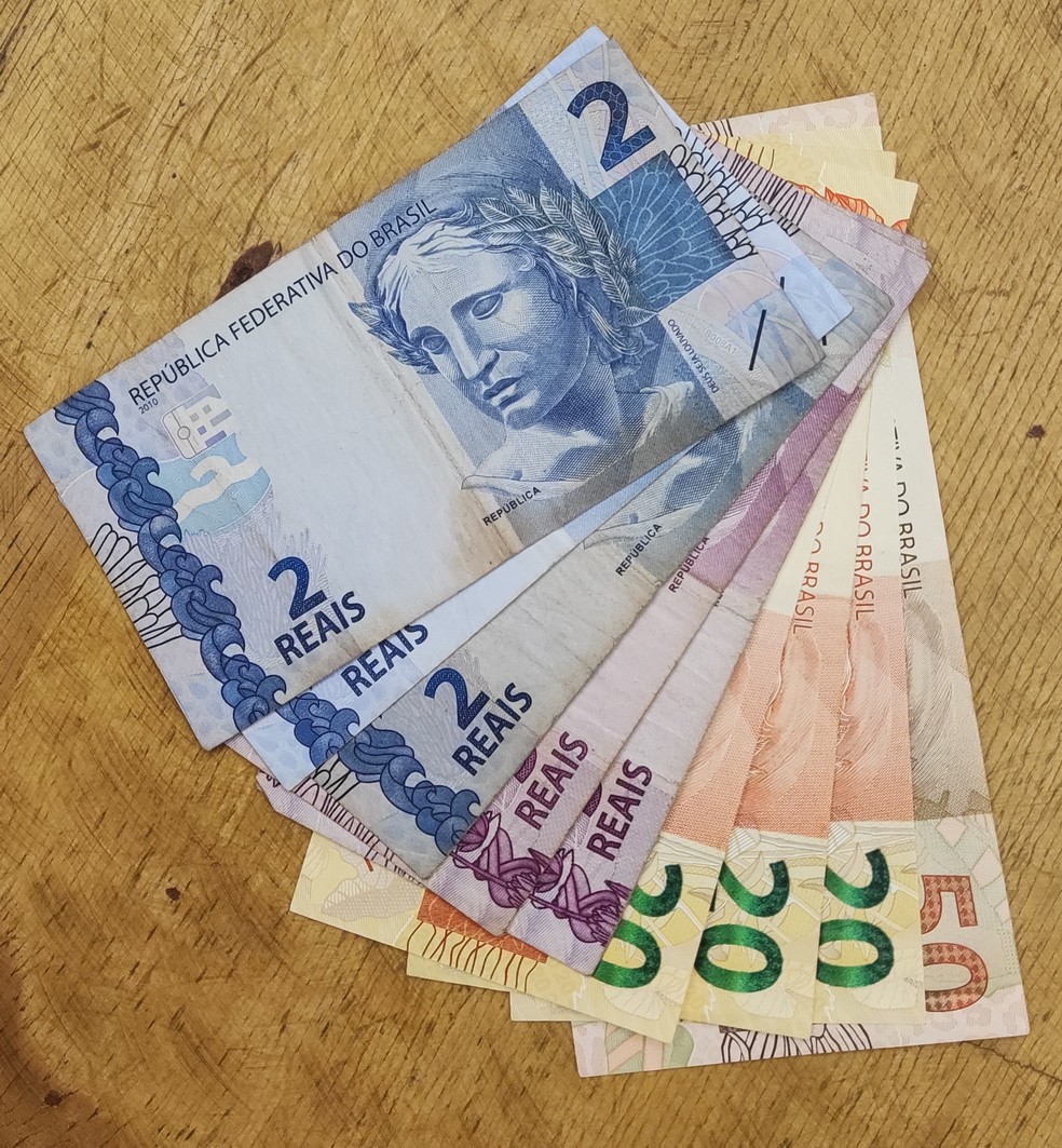 Valor total de R$126 reais deixado em um livro — Foto: Rafael Holanda/g1