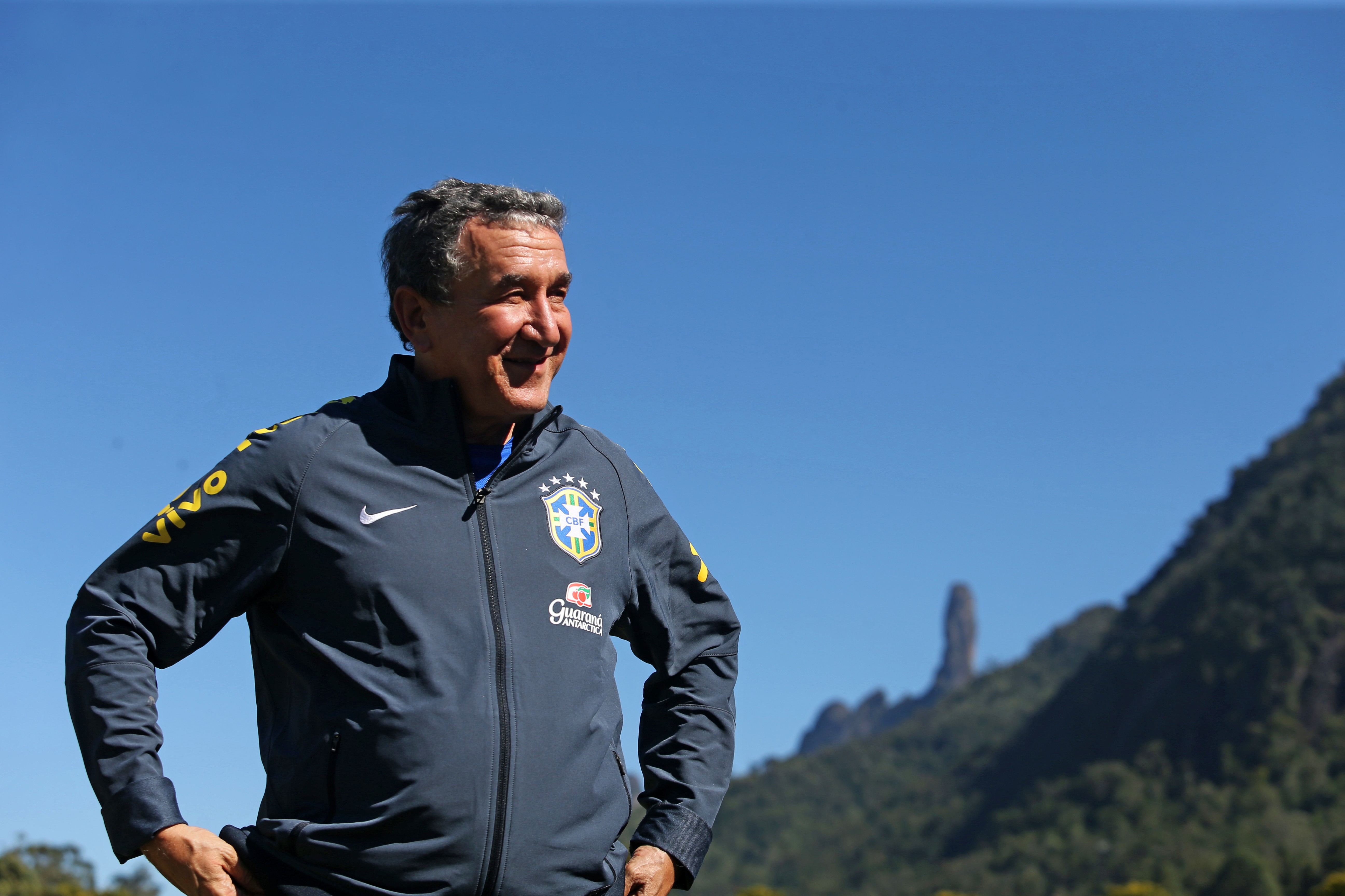 Carlos Alberto Parreira passa por procedimento e continua sedado na UTI