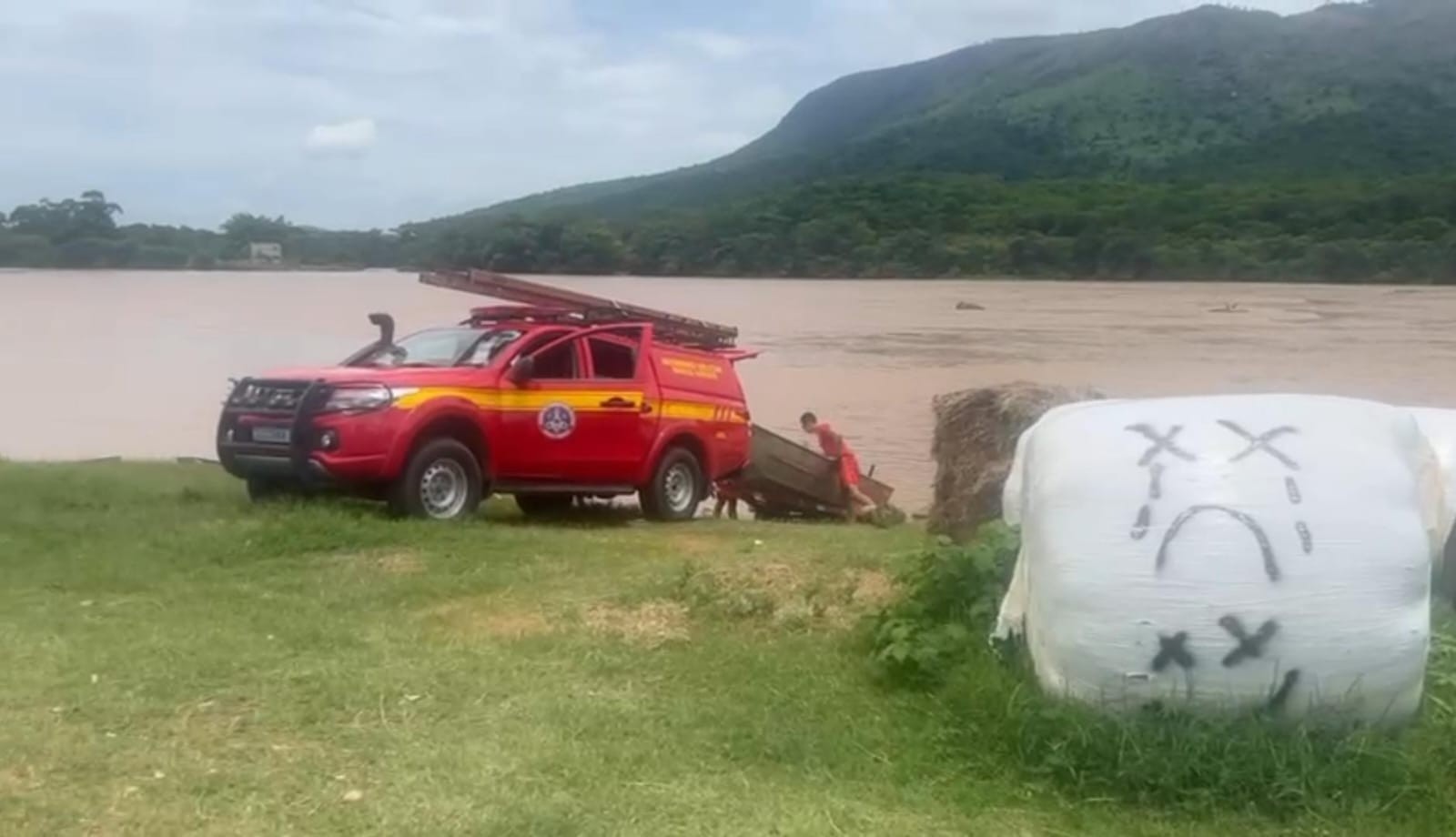 Adolescente pula no Rio Doce para fugir da polícia e é resgatado pelos bombeiros em Governador Valadares