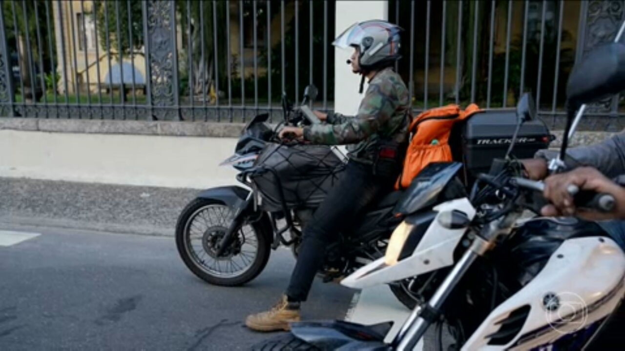 'Descanso é sentado na moto': a rotina de quem passa até 18 horas fazendo entregas no Rio