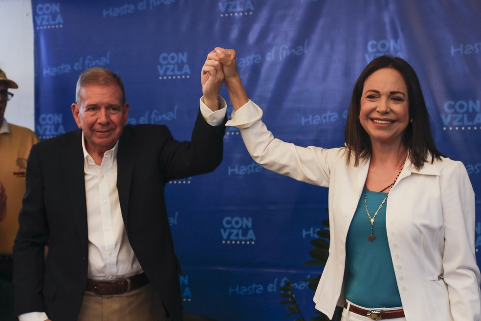 Os opositores Edmundo González e María Corina Machado durante coletiva de imprensa, em 25 de julho de 2024 — Foto: Cristian Hernandez/AP