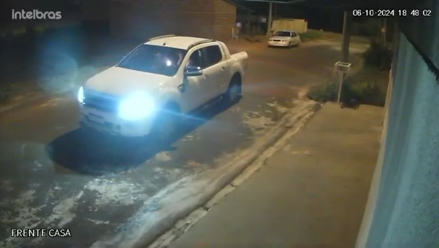 Câmera de segurança flagra homem jogando bombas em frente à casa de mulher grávida no interior de SP; vídeo