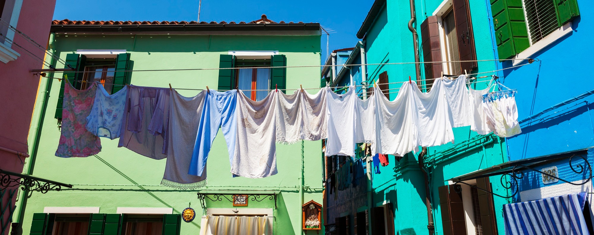 Por que algumas roupas encolhem na lavagem? Uma cientista têxtil explica como “desencolhê-las”