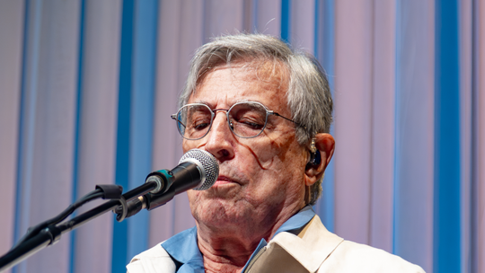 Ivan Lins celebra Preta Gil com canção ‘Vitoriosa’ na estreia nacional de show que teve réquiem para meninos de Gaza - Tributo emocionou o público porque pareceu que a letra de 1985 tinham sido escrita por Vitor Martins com inspiração na ‘alegria escandalosa’ de Preta.