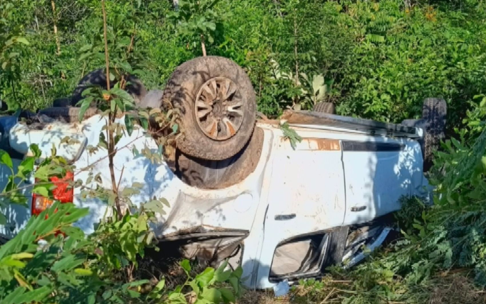 Adolescente morre e mais de 15 ficam feridos após caminhonete que levava passageiros na carroceria capotar