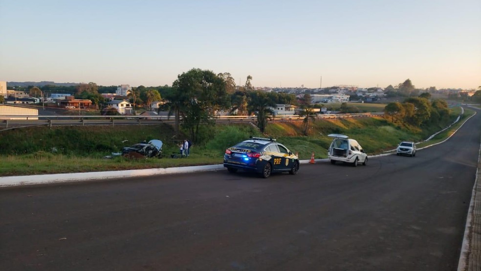 Acidente entre caminhão e dois carros deixa duas pessoas mortas na BR-153,  em Erechim, Rio Grande do Sul