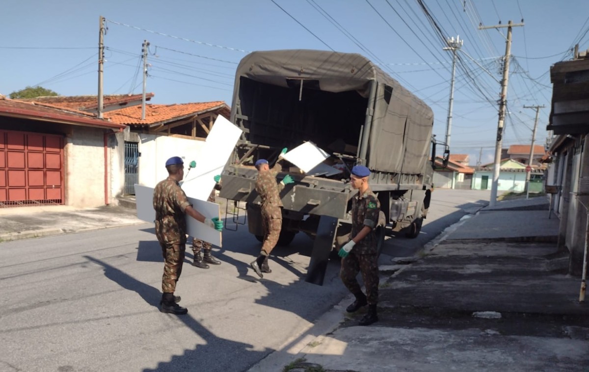 Com apoio do Exército, ação de combate à dengue já recolheu 81 ...
