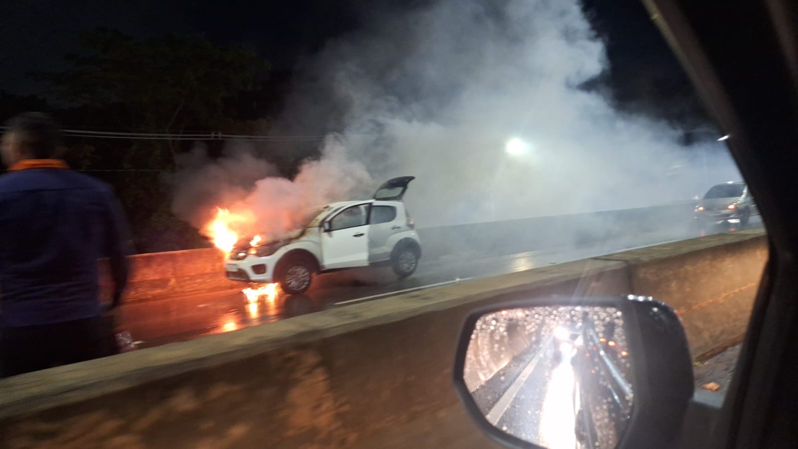 Carro pega fogo em viaduto na Zona Oeste de Macapá; VÍDEO