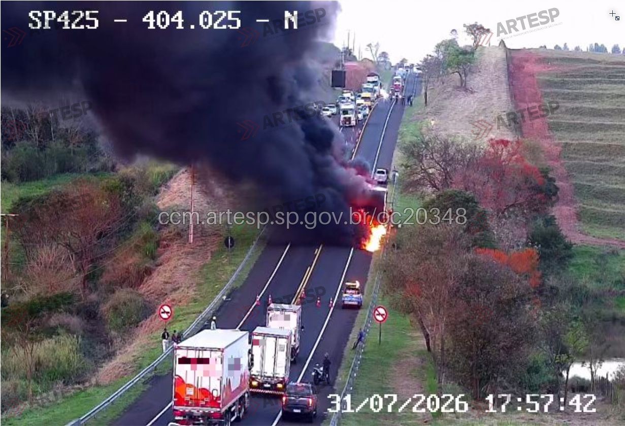 Caminhão pega fogo e interdita trecho da SP-245 em Martinópolis