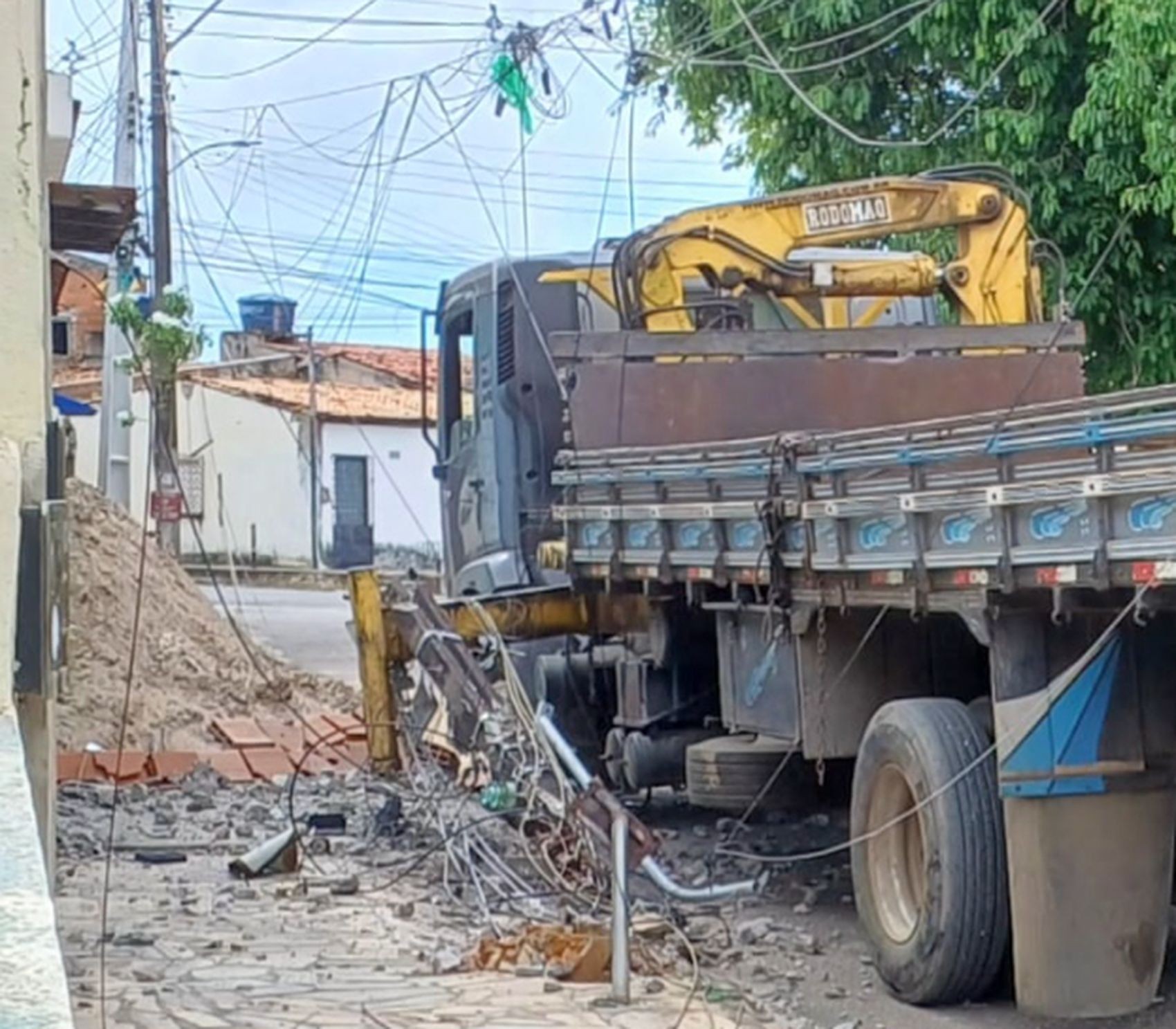 Acidente provoca falta de energia em São Cristóvão 