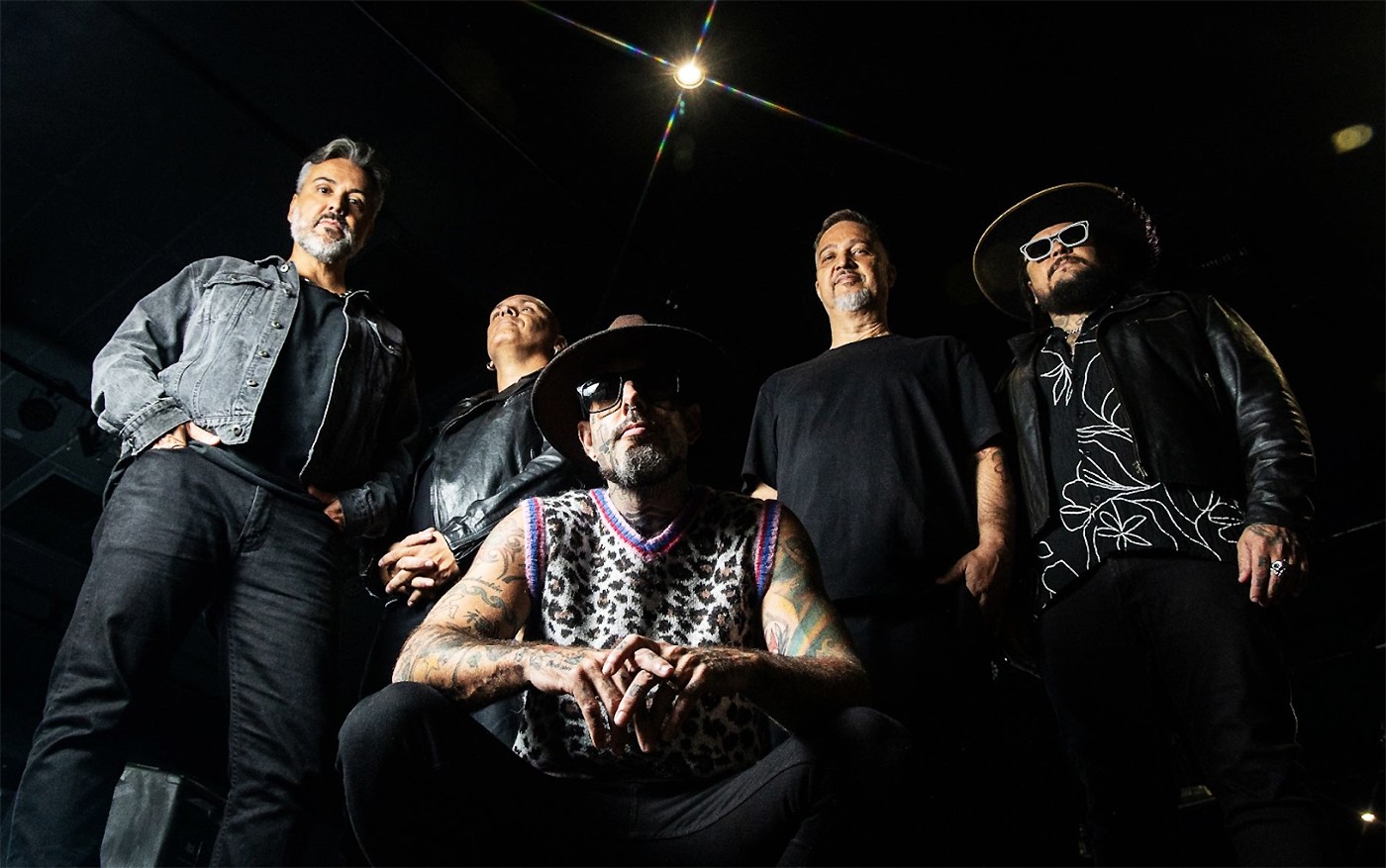 Grupo Detonautas vai de Leandro & Leonardo à banda Nação Zumbi em ‘DVersões’, EP sem conceito e unidade