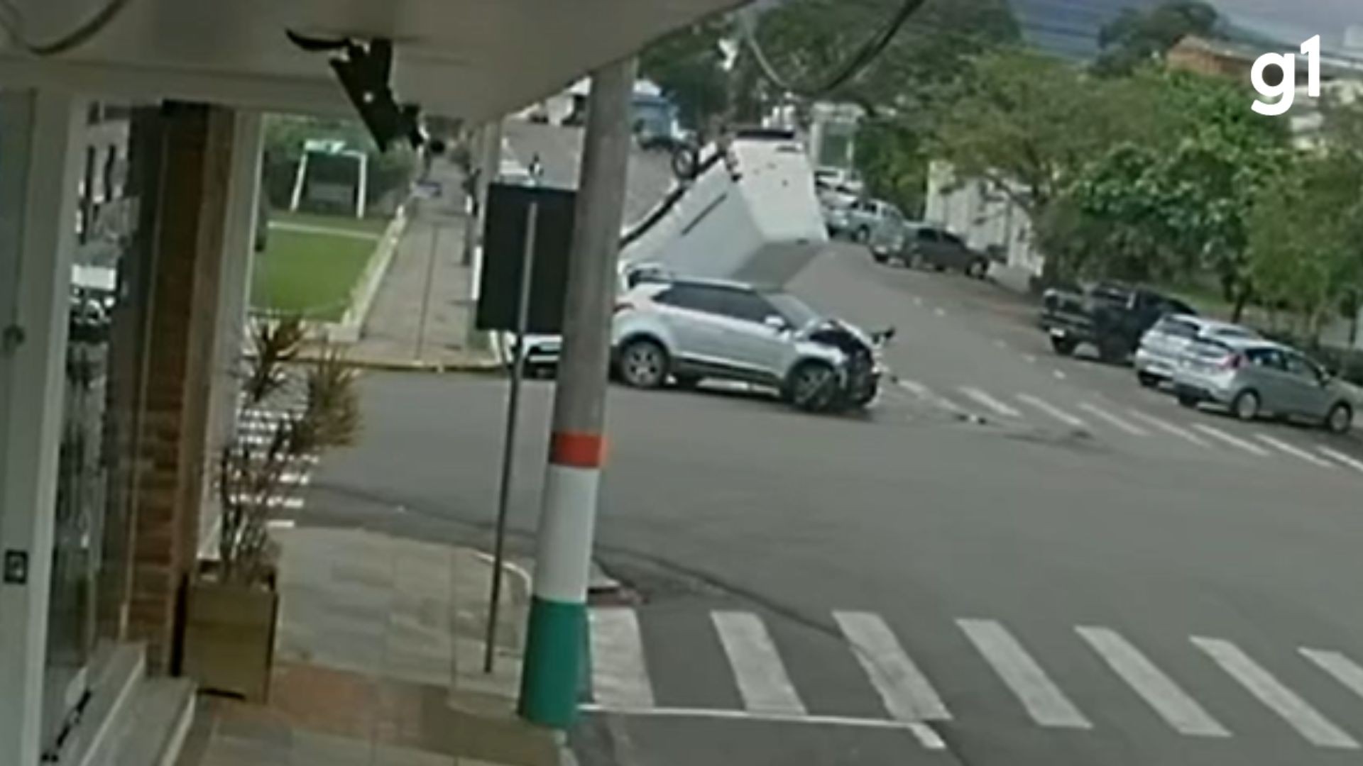 VÍDEO: Acidente com três carros e uma van deixa feridos no Interior do RS