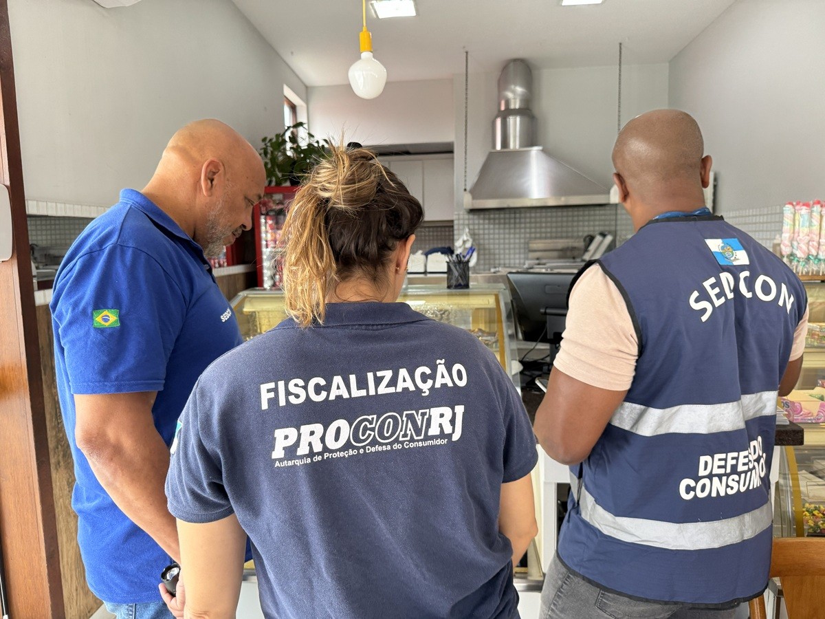 Procon encontra alimentos vencidos e irregularidades em estabelecimentos na Região dos Lagos