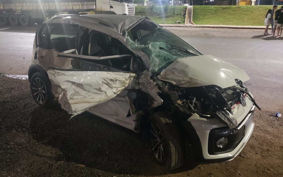 Carro ficou destruído após bater em caminhonete na Bahia — Foto: Ivonaldo Paiva/Blog Braga