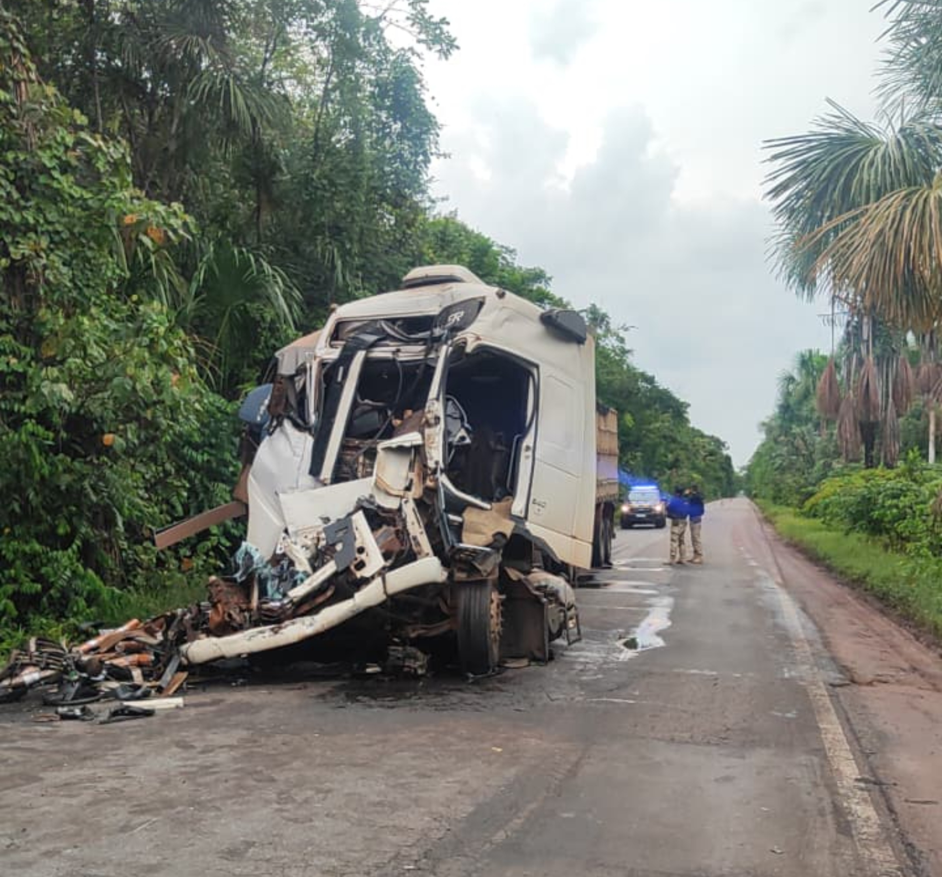 Motorista fica ferido após caminhões colidirem na BR-174, no Sul de Roraima