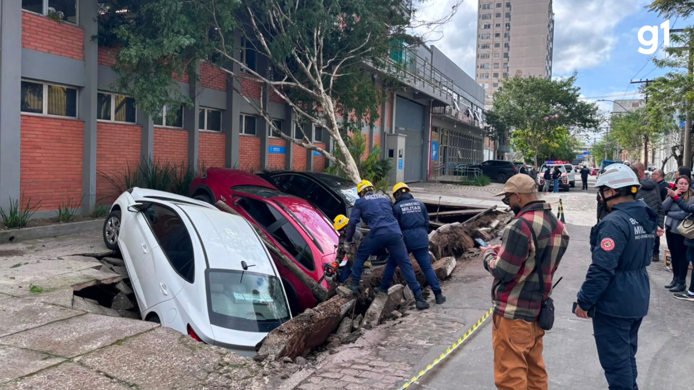 VÍDEO: Calçada cede e 'engole' três carros estacionados em Porto Alegre