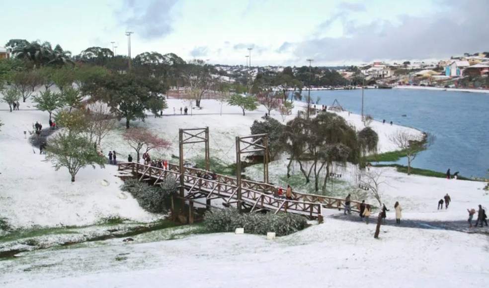 Parque do Lago, em Guarapuava, coberto de neve em 2013 — Foto: Reprodução/Prefeitura de Guarapuava