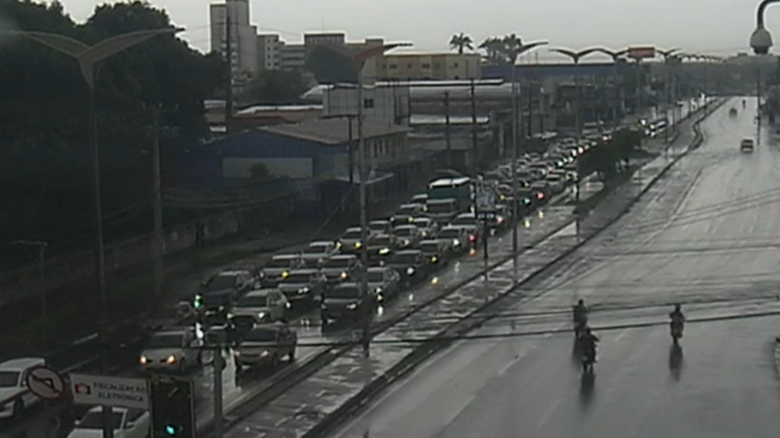 Trânsito tem congestionamento em Fortaleza após forte chuva 