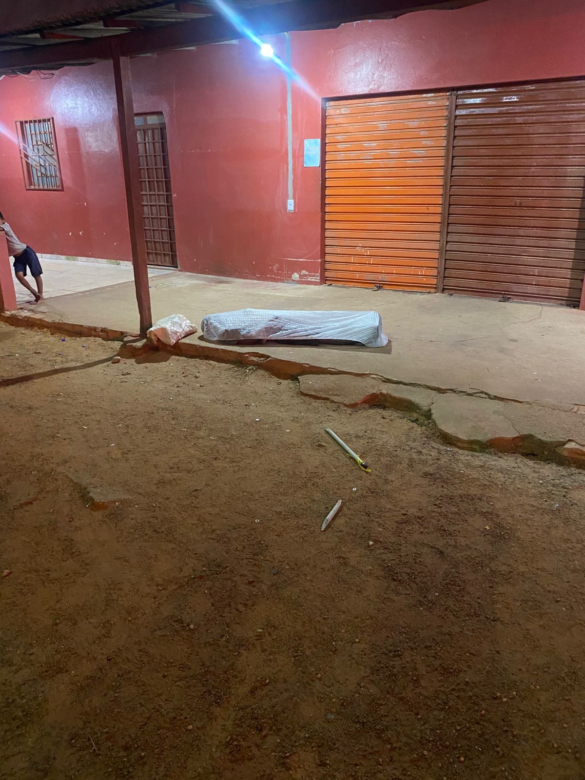 Homem briga com caixa de supermercado, ameaça clientes com cabo de vassoura, passa mal e morre, em RR