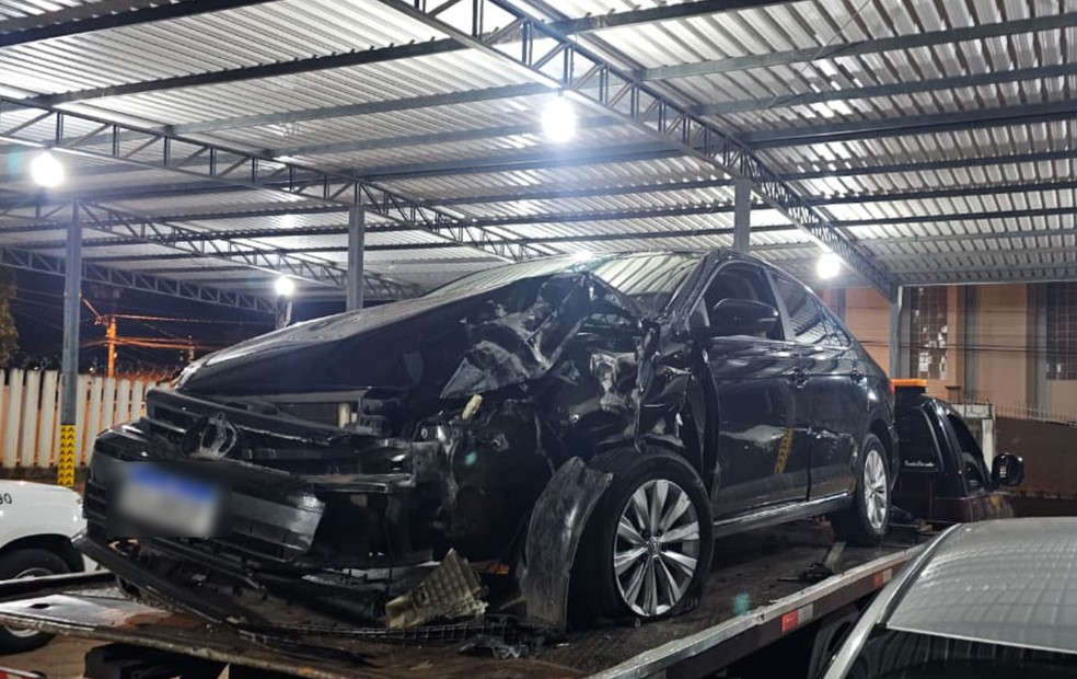 6 de 6
Após ser vítima de disparos, motorista perdeu o controle do veículo e bateu em um poste em Botucatu (SP) — Foto: Polícia Civil/Reprodução