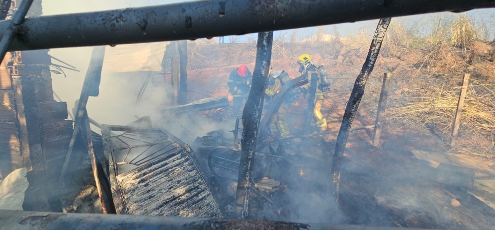 Barraco ficou completamente destruído pelas chamas em Uberlândia — Foto: Corpo de Bombeiros/Divulgação