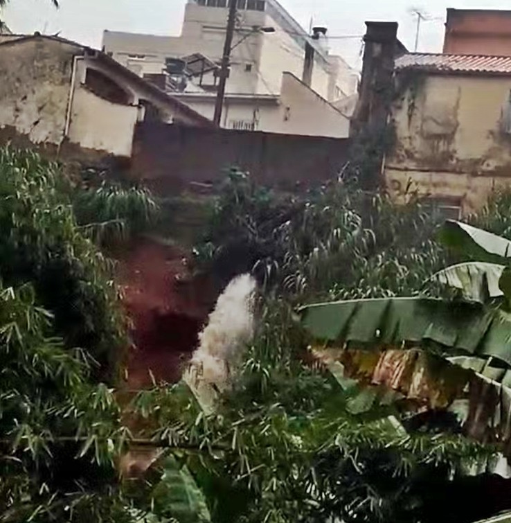 VÍDEO: Chuva provoca queda de muro e rachaduras em casas de Lavras, MG