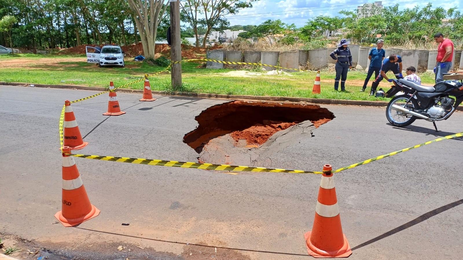 Duas pessoas ficam feridas após caírem de moto perto de cratera em Votuporanga  