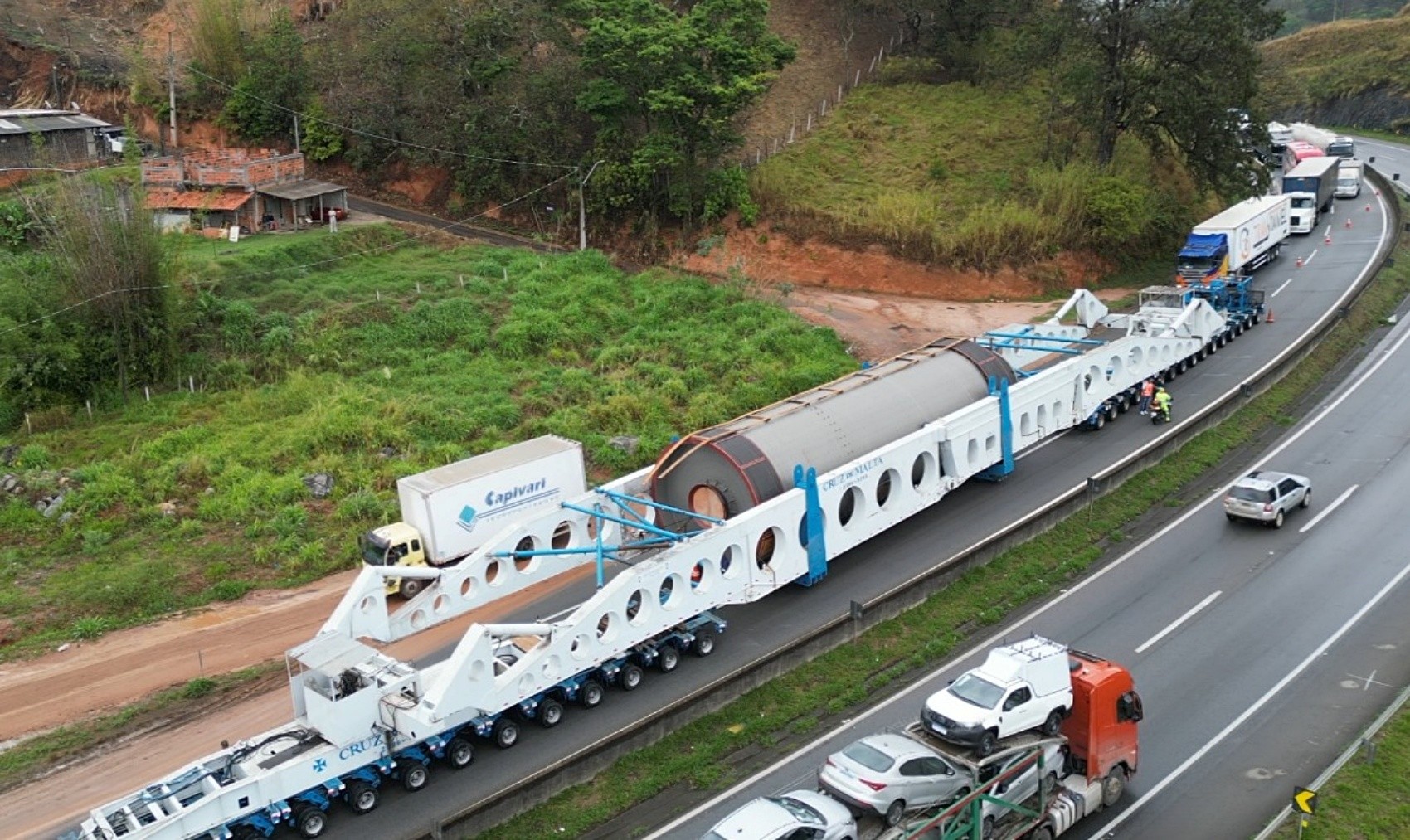 Megacarreta com 123 metros e 850 toneladas para às margens da Fernão Dias e aguarda reparo para retomar viagem; entenda