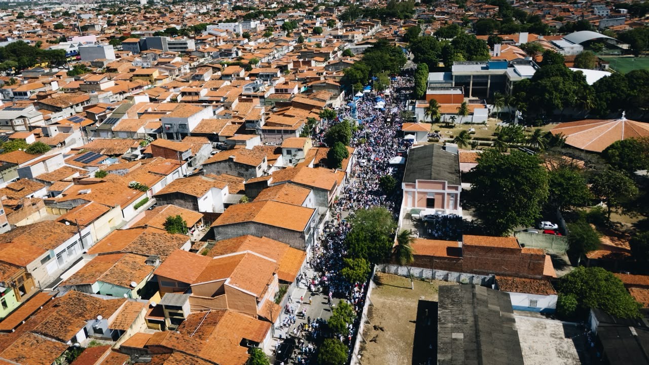 Caminhada com Maria reúne milhares de fiéis em Fortaleza — Foto: Ismael Soares/SVM