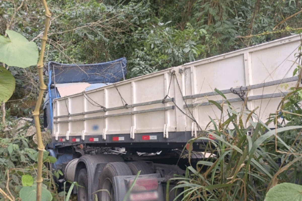 Carreta carregada com 29 toneladas de fertilizante tomba na BR-116