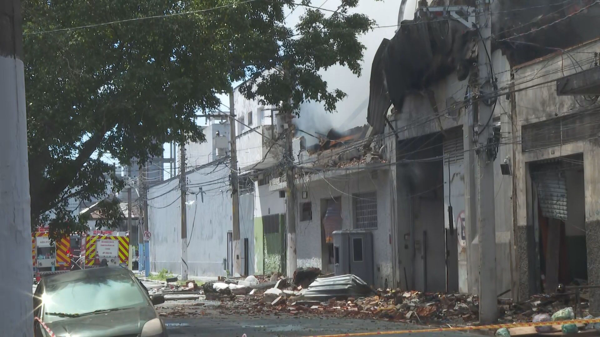Incêndio em fábrica no Brás chega a 36 horas; risco de desabamento dificulta combate