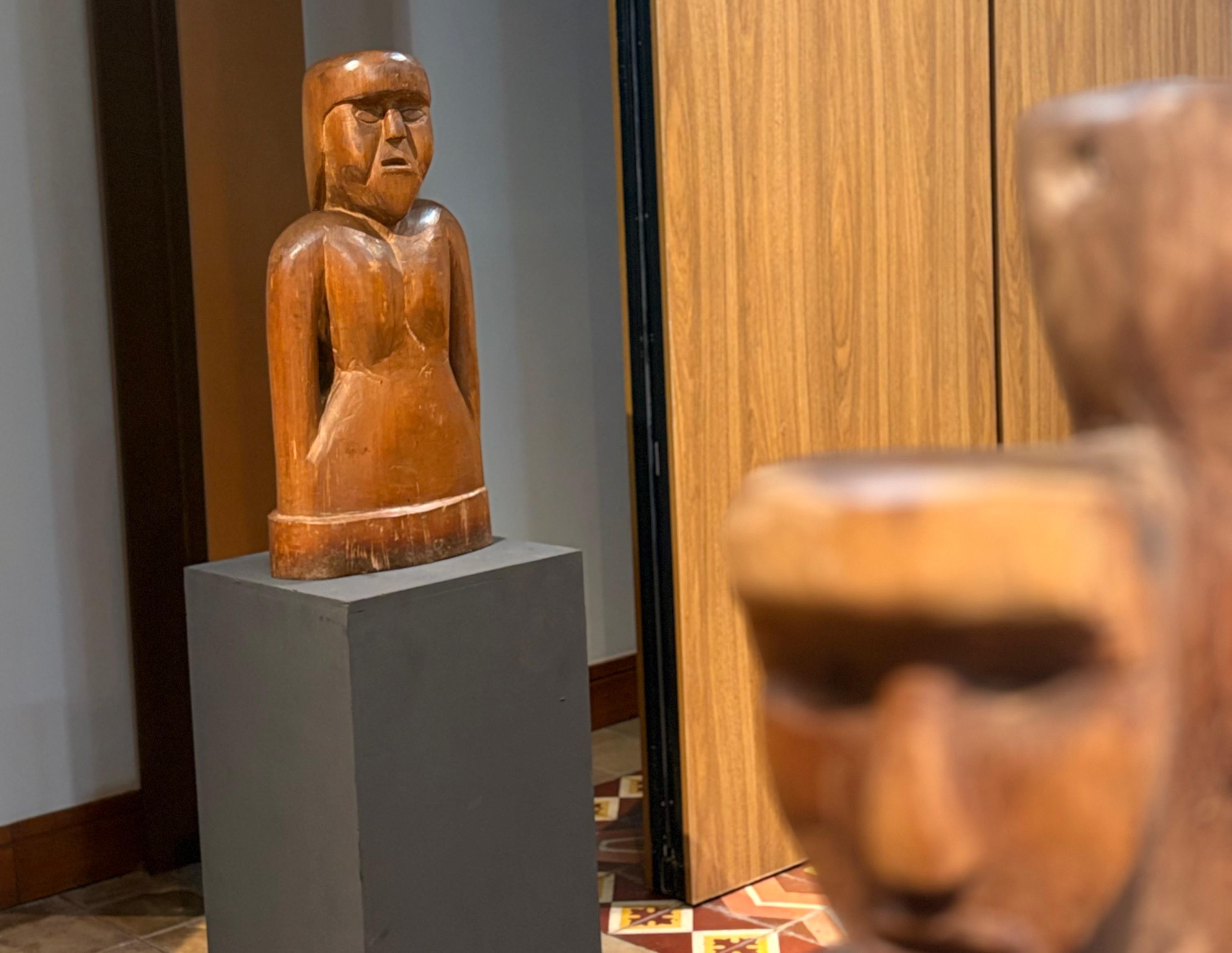 'A Madeira me Contou': exposição traz ancestralidade indígena com peças esculpidas em madeira no AC