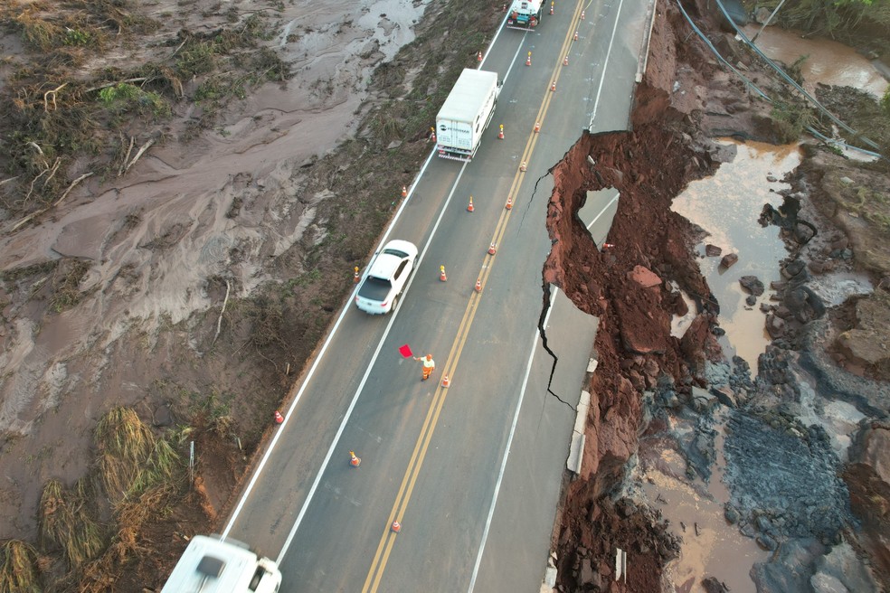 Trecho da BR-163 desaba após rompimento de barragem. — Foto: Reprodução