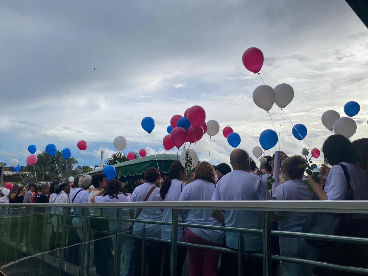 Daiane Alves: balões colorem o último adeus em Uberlândia à corretora assassinada em Caldas Novas; VÍDEO