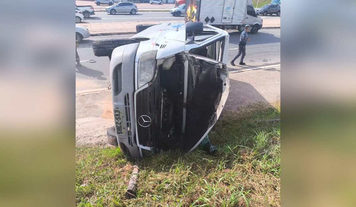 Van escolar que transportava nove adolescentes capota em avenida de Jundiaí 